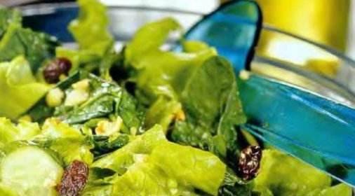 Зелёный салат с орехами и изюмом