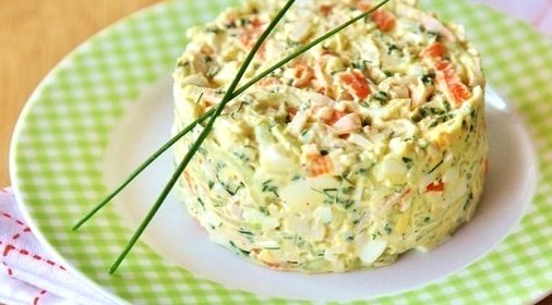 Крабовый салат с огурцом и зеленым луком