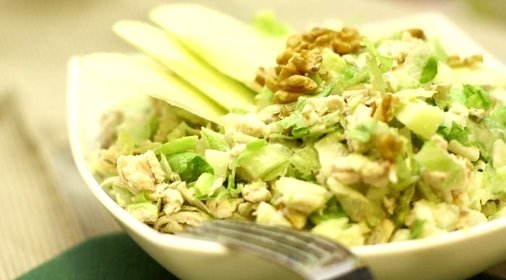 Легкий салат с куриной грудкой и сельдереем