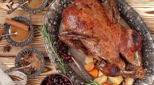 Пряная утка с корнеплодами и вишнево-винным соусом