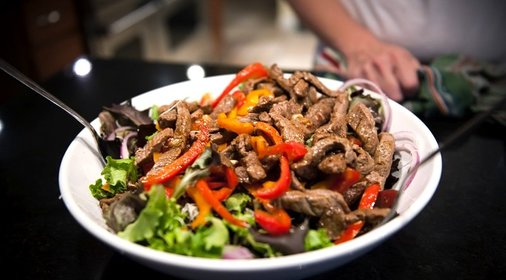 Салат с жареным мясом