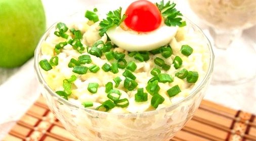 Салат с кальмарами, яблоками и сыром