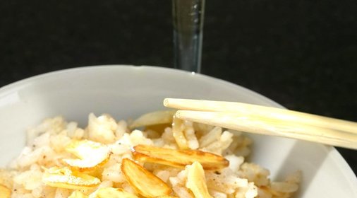 Рис с мускатным орехом, корицей и чесночными чипсами