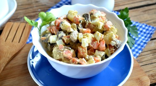 Вегетарианский салат с шампиньонами