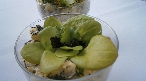 Салат с курицей, ананасом и маковой заправкой