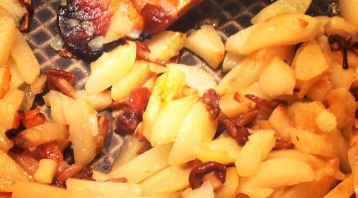 Жареный картофель с опятами