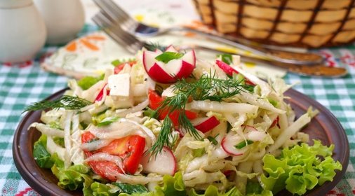 Салат из пекинской капусты с редисом, помидорами и брынзой