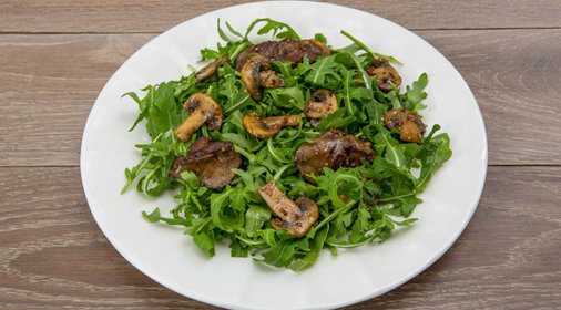 Салат из рукколы с куриной печенкой