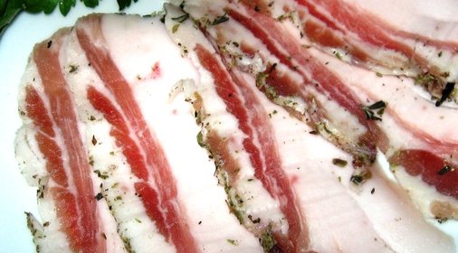 Сало вареное с чесноком