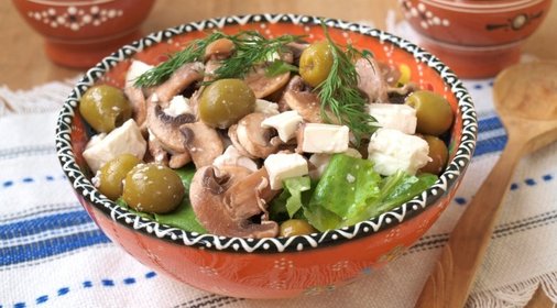 Салат с фетой,оливками и шампиньонами