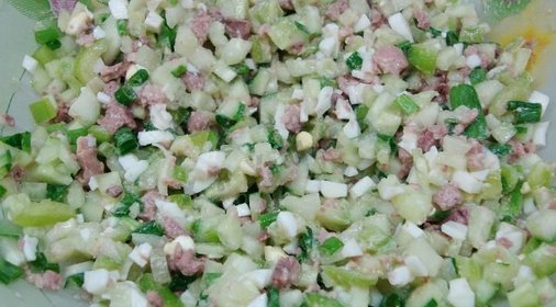 Салат из печени трески с горошком