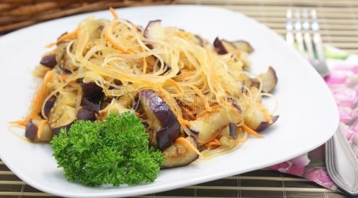 Салат из фунчозы с баклажанами