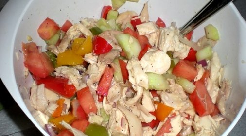 Салат с курицей, перцем и помидорами