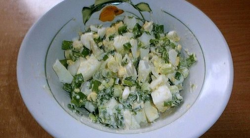 Салат Ромашка яйцо с зеленым луком