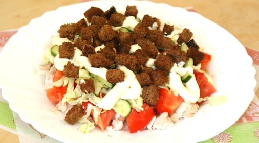 Овощной салат с куриной грудкой и сухариками