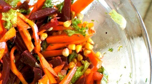 Салат с кукурузой, свеклой и морковью