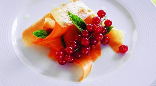 Салат из моркови, смородины и мяты