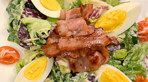 Теплый салат с беконом и яйцами