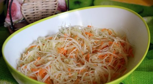 Капустный салат с маргеланской редькой и морковью