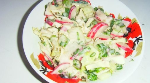 Легкий салат с йогуртом зеленым луком и яйцом