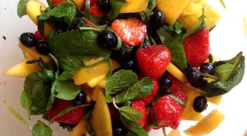 Салат из ягод с манго