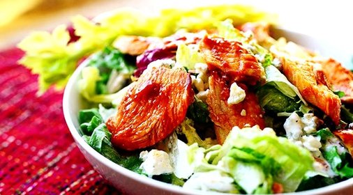 Салат с курицей Буффало