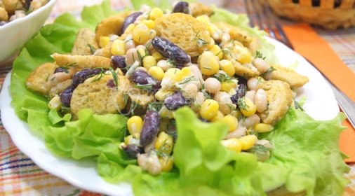 Салат с фасолью и сухариками