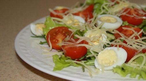 Салат с рукколой и помидорами и перепелиными яйцами