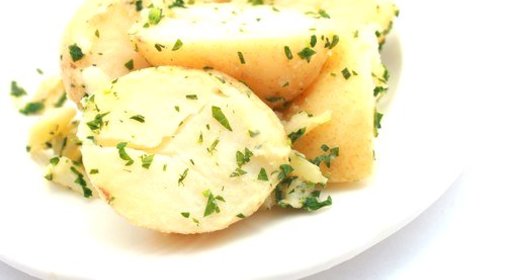 Летний салат из молодого картофеля, листьев кервеля и эстрагона