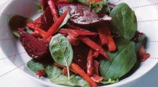 Пряный свекольный салат с беконом