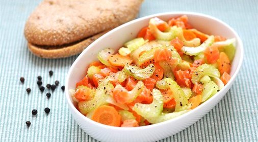 Салат из лосося, сельдерея и моркови
