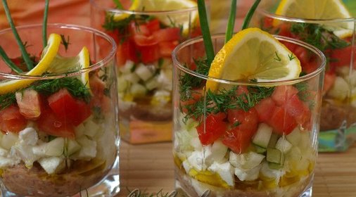 Порционный салат из тунца с овощами