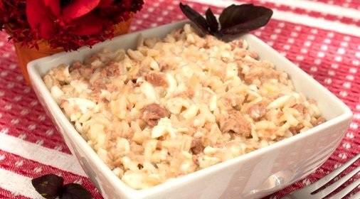 Салат с печенью трески, рисом и яйцами