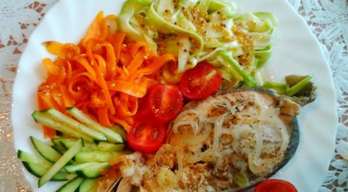 Рыбка на пару с лепестками из овощей