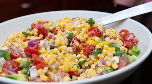 Салат из помидоров и кукурузы