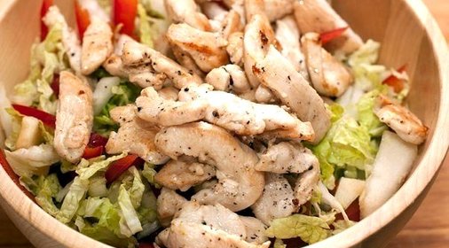 Салат из пекинской капусты с овощами и куриной грудкой