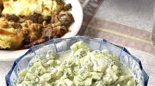 Огуречный салат со сметаной и чесноком