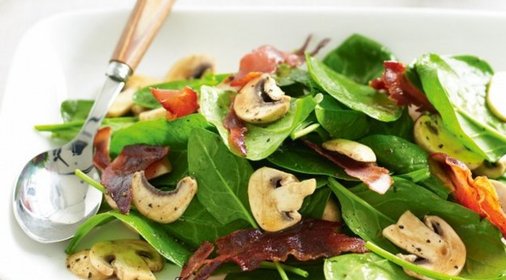 Салат с грибами, шпинатом и беконом