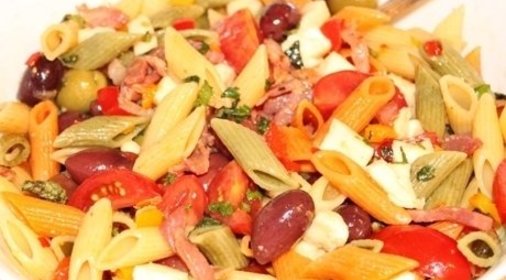 Салат с пастой, грудинкой, оливками и моцареллой