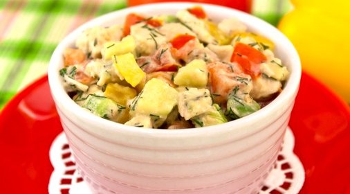 Салат с авокадо, куриным филе, помидорами и перцем