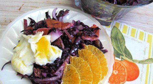 Салат из красной капусты апельсином и изюмом