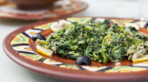 Жареный шпинат с орехами