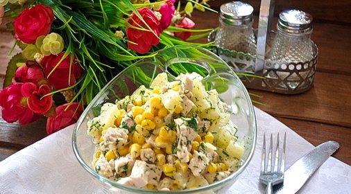 Салат с ананасом, и курицей, и кукурузой