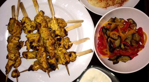 Шашлычки из индейки с йогуртовой заправкой и салатом из огурцов