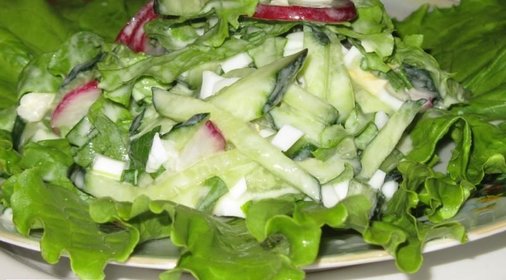 Весенний салат из редиски с яйцом и огурцом