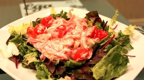 Зеленый салат с печеными помидорами