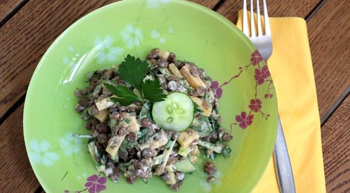 Чечевичный салат с огурцом