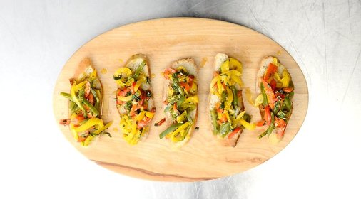 Салат из перца по‑баскски на белых сухарях