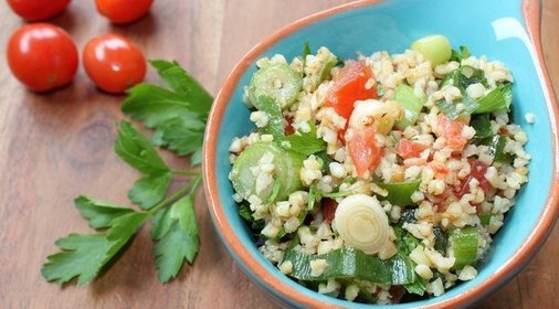 Ячменный салат с креветками и йогуртовой заправкой