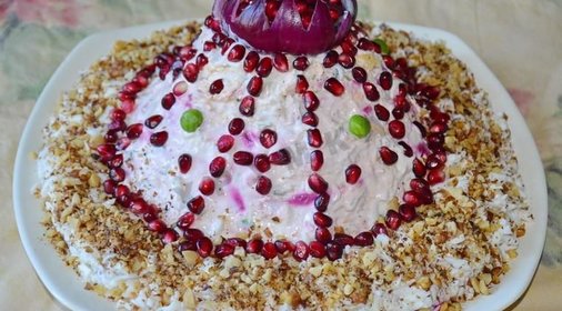 Салат Шапка Мономаха с гранатом и курицей